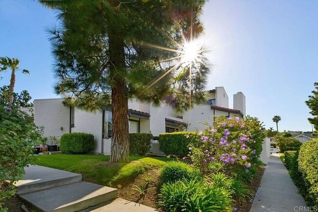 Building Photo - Modern Comfort with Stunning Views in La C...