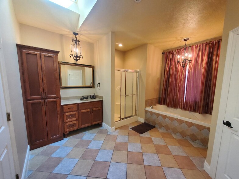 Building Photo - 571 Rodeo Drive