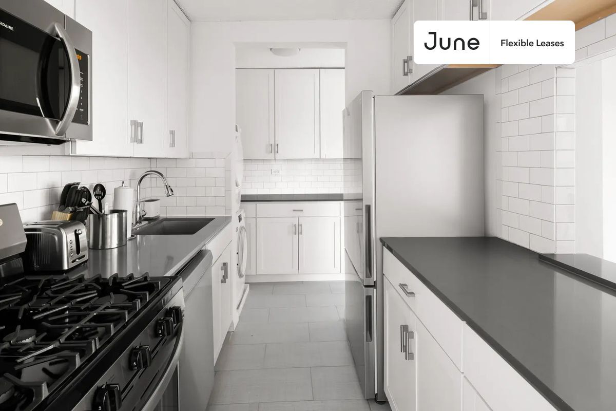 Building Photo - Absolutely ROOM at The Heritage House