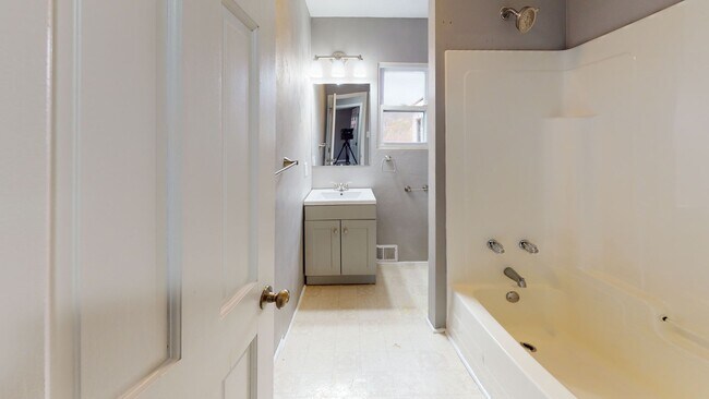 Building Photo - Renovated 2 Bed /1 Bath Single Family Home...