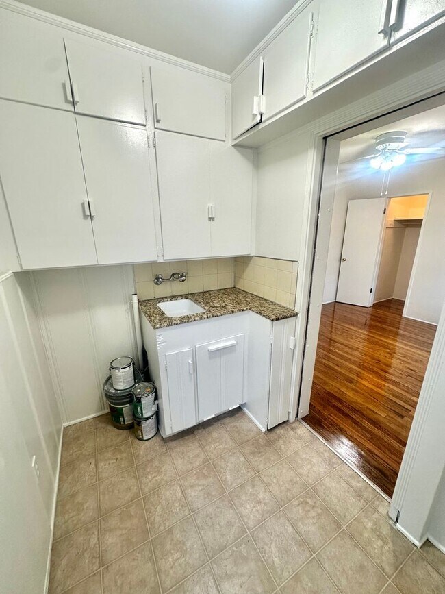 Building Photo - Charming 2-Bedroom Home with Hardwood Floors & Fireplace Near the Traffic Circle