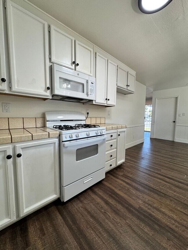Building Photo - Available now! 3 Bed/2 Bath Home