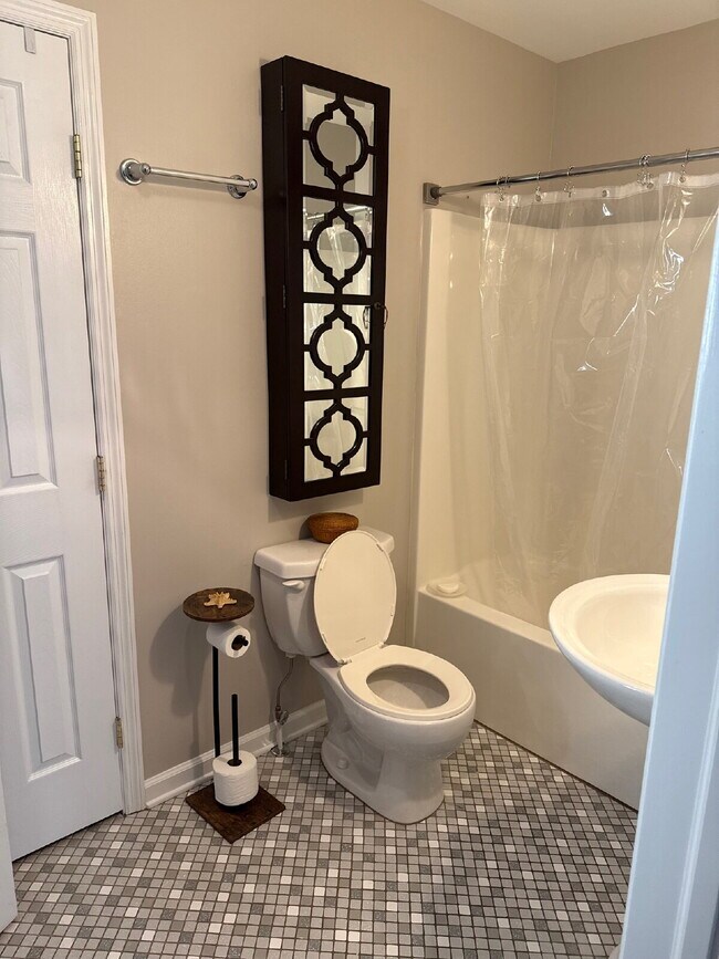 Building Photo - "Charming 2-Bed Retreat with Modern Comfor...