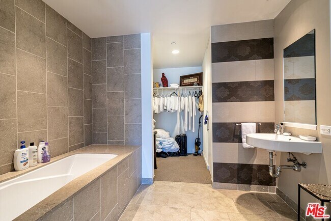 Building Photo - 6250 Hollywood Blvd