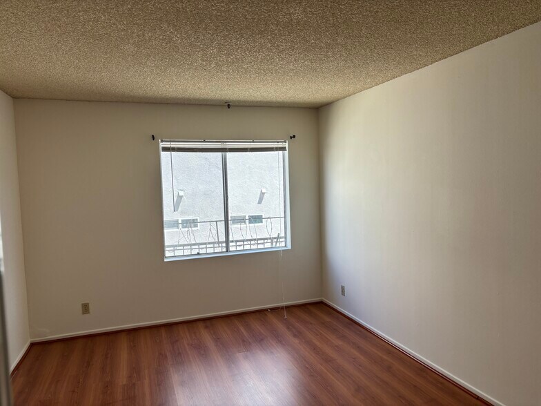 Building Photo - 321 N Kenmore Ave