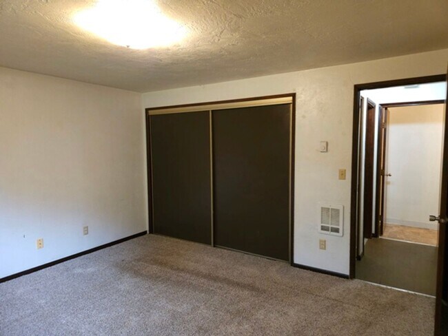 Building Photo - 2349 SW Crestwood Ct
