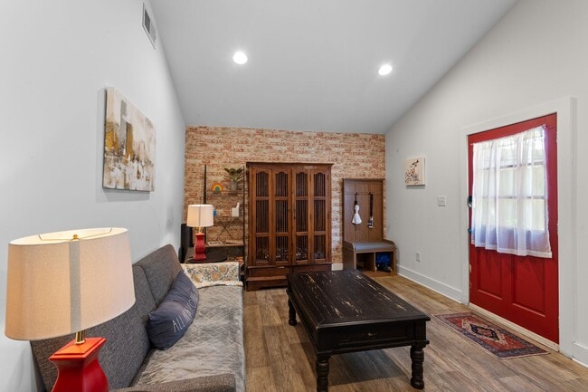 Building Photo - 413 Lockland Dr