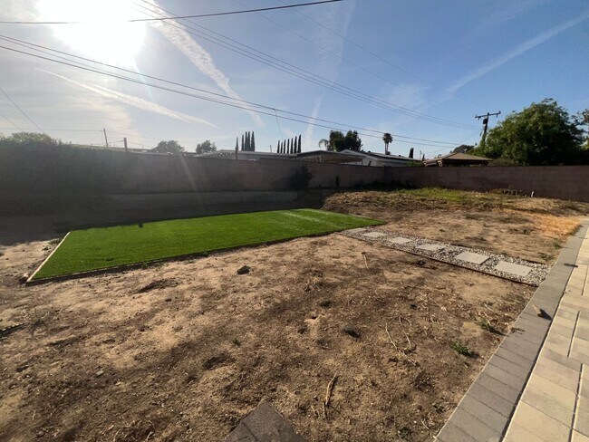 Building Photo - Spacious 3 Bedroom 2 Bath Home - Big Backyard – Simi Valley