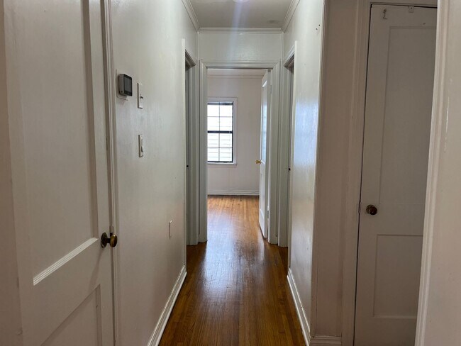 Building Photo - Charming 1950's midtown bungalow near 41st and Peoria
