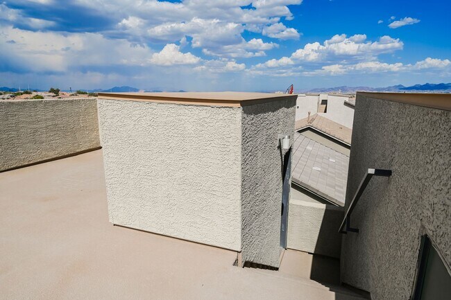 Building Photo - READY FOR MOVE-IN ROOF TOP DECK