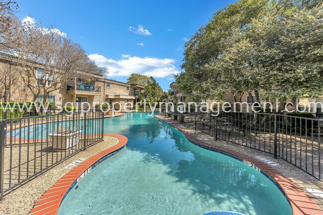 Building Photo - 7906 Royal Ln