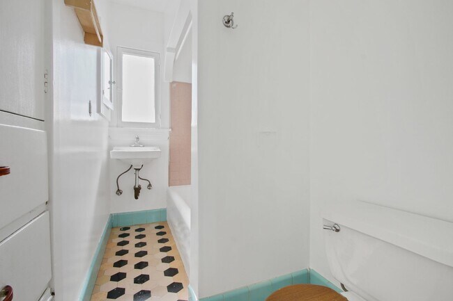 Building Photo - Charming 1-Bedroom Apartment in a Quiet Du...