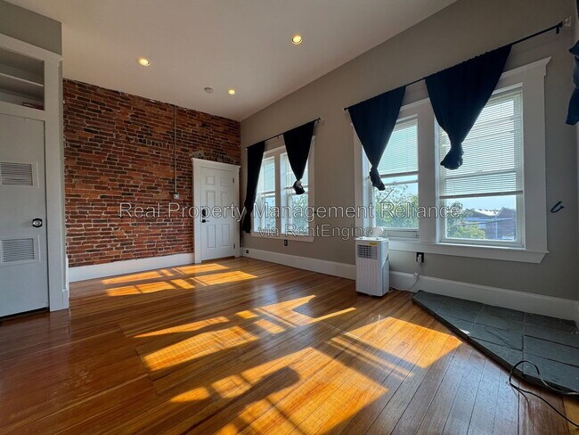Building Photo - 44 Pingree St