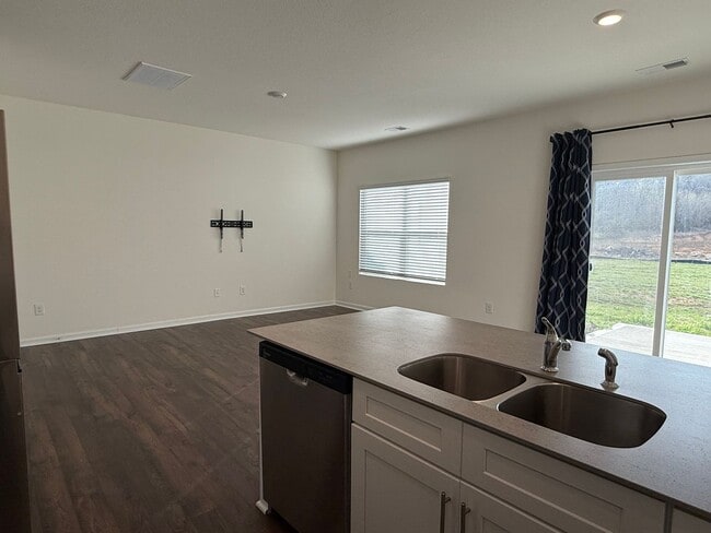 Building Photo - 3 Bedroom Condo Central Jonesborough