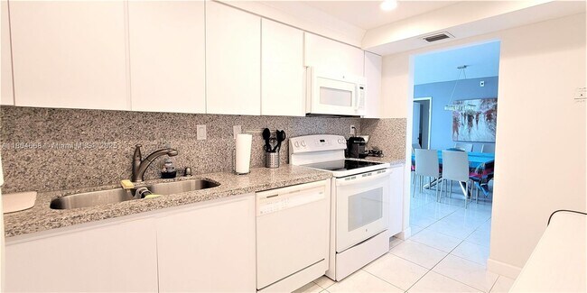 Building Photo - 3731 N Country Club Dr