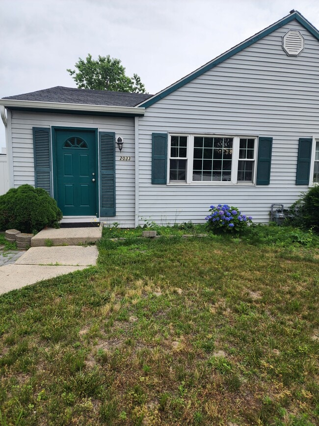 Building Photo - 2033 Lamplighter Dr