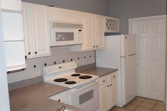 Building Photo - Rare 2 bed 2 bath condo located in The Tuscany