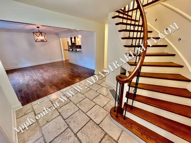 Building Photo - Beautiful 4 Bed 3.5 Bath Home in Fairway-Available NOW!!