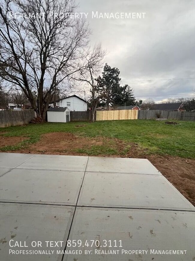 Building Photo - 1033 Della Dr