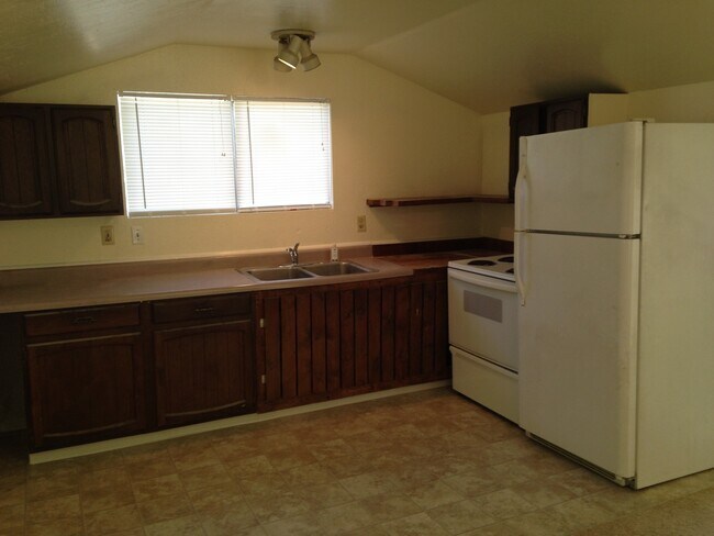 Building Photo - Studio single family home