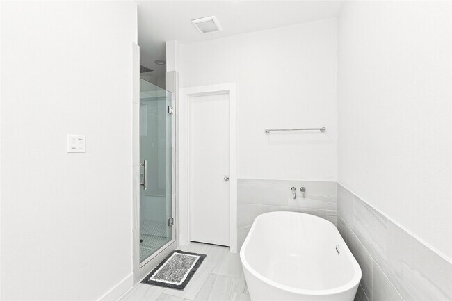 Building Photo - 835E Dorchester St