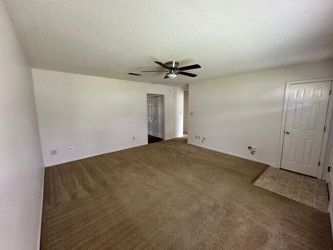 Building Photo - 6119 B Vinnie Dr
