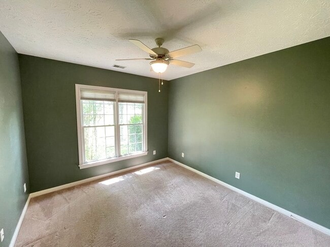 Building Photo - Wynbrooke home with large backyard, 2 car ...