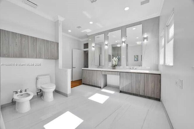 Building Photo - 621 N Mashta Dr