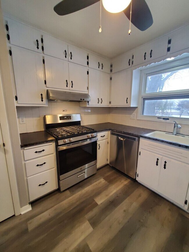 Updated half duplex 43104312 Dwight Dr Madison WI 53704 Apartment