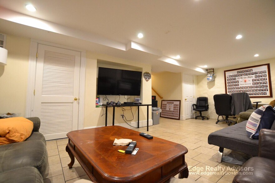 Building Photo - 8 Sawyer Ter