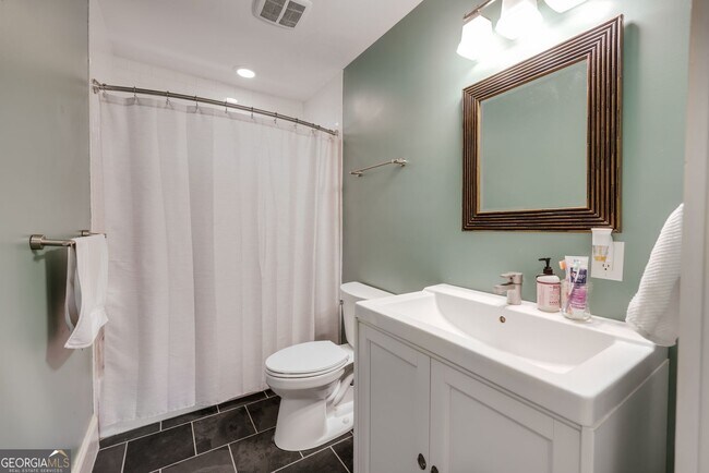 Building Photo - 139 Hillside St