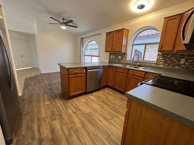 Building Photo - EXCELLENT Location!! This house is a three bedroom & two full baths