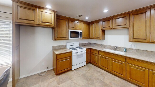 Building Photo - *AVAILABLE NOW**2 Bedroom 1 1/2 Bath- Back...