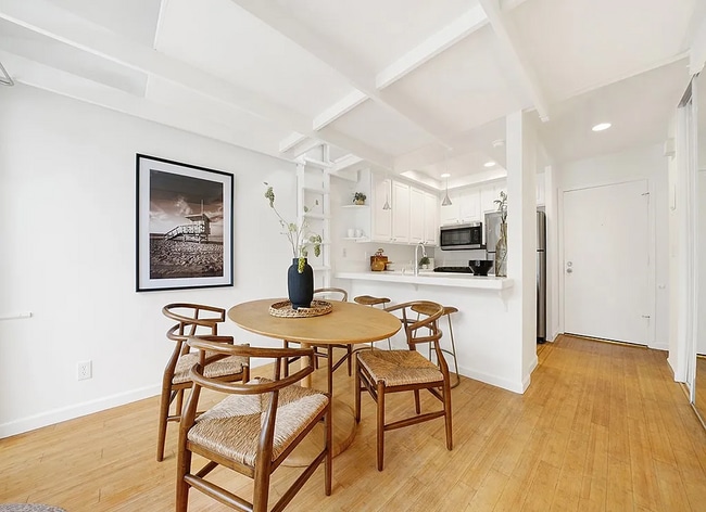 Building Photo - Cool Sunset Beach pad Only 5 min Walk from...