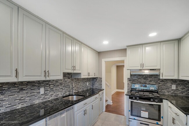 Building Photo - 407 Redmond Ave