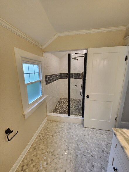 Building Photo - 1651 Kendale Ave