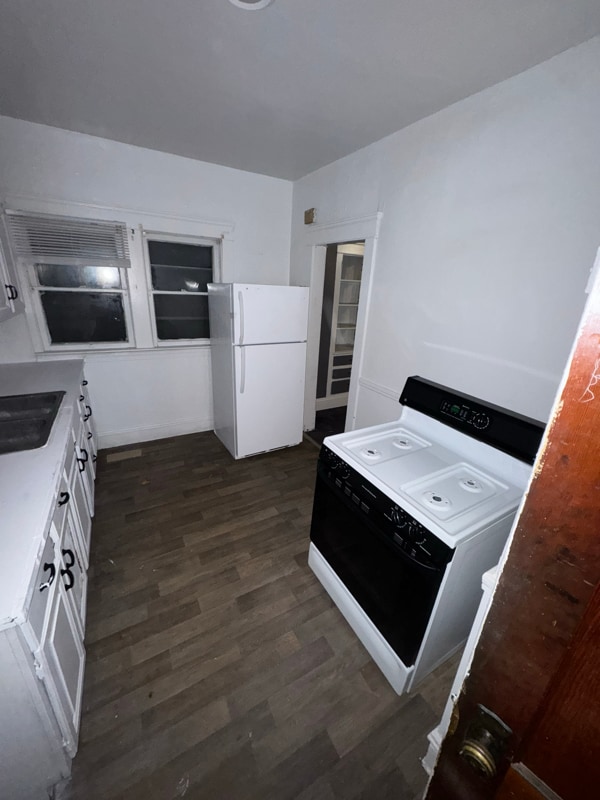 Building Photo - 1872 Lampson Rd