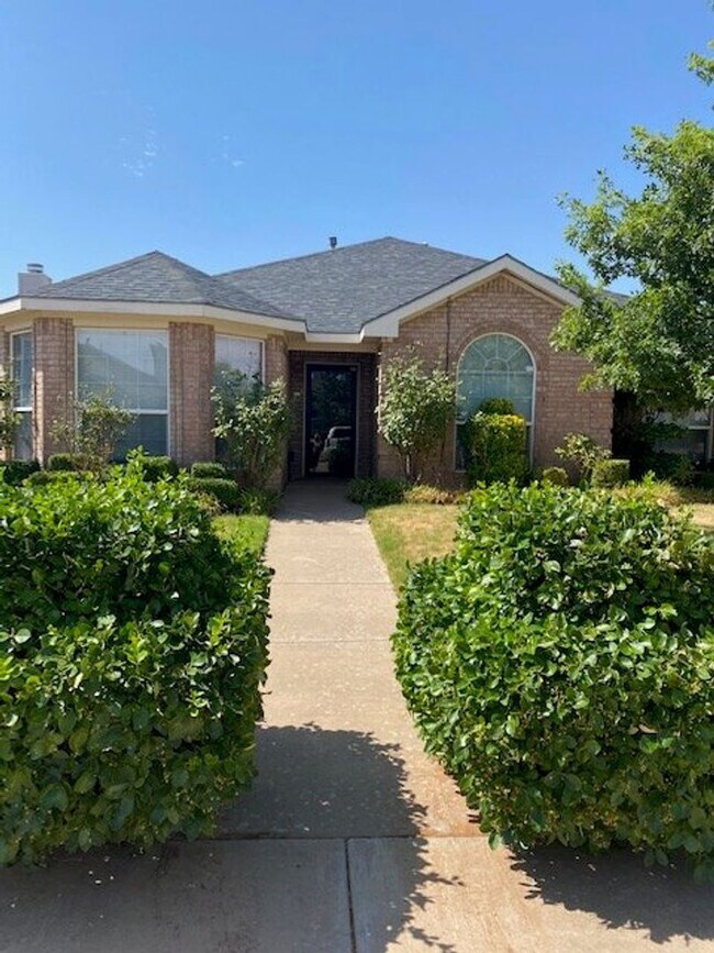 Building Photo - Charming home
