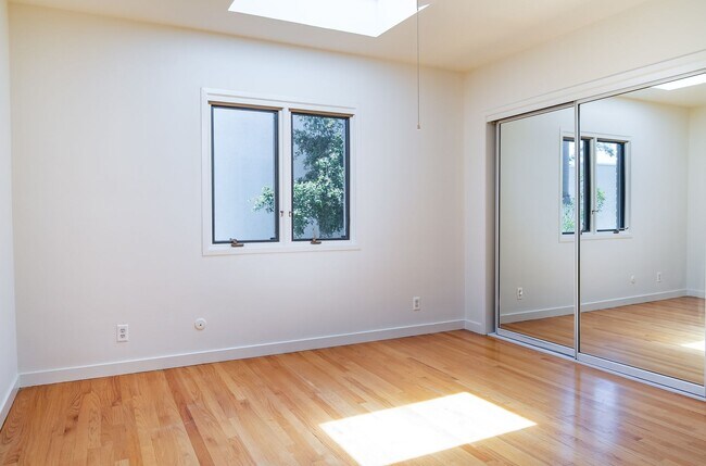 Building Photo - Beautiful 4-bedroom, 4 bath unit in the desirable Los Feliz