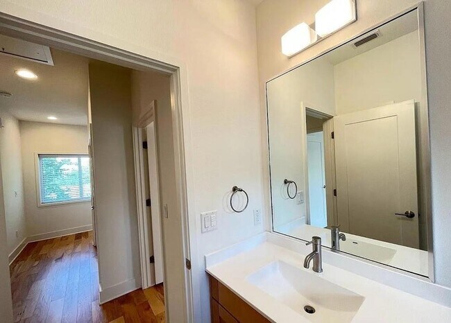 Building Photo - 2101 Montopolis Dr