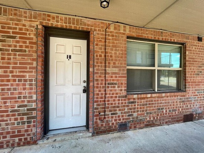 Primary Photo - 319 E Edwards St