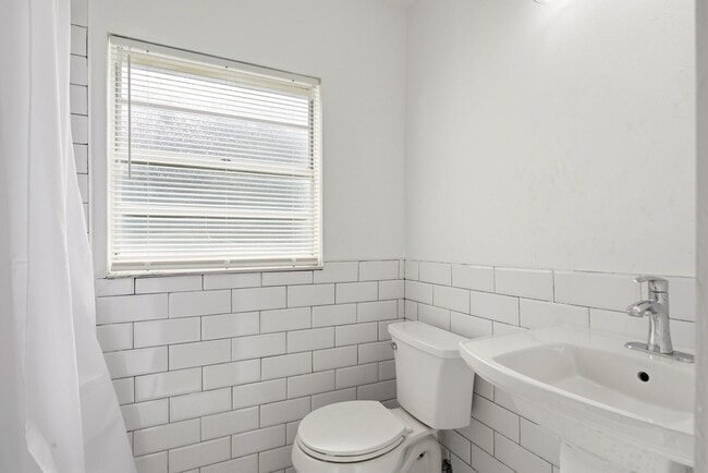 Building Photo - Remodeled 3/1 Home