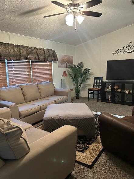 Building Photo - 12545 Louis Dr