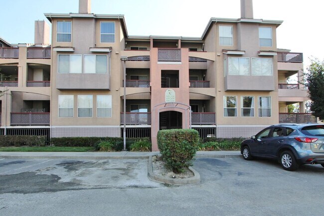 Building Photo - $2,890- GORGEOUS TWO BEDROOM CONDO IN CENTRAL FREMONT BLOCKS FROM BART