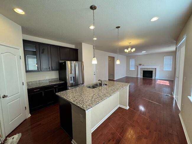 Building Photo - Well maintained Home with 4 bedrooms 3 bat...