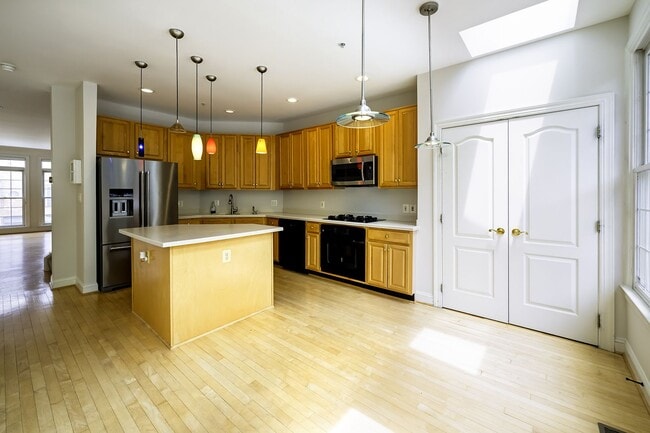 Building Photo - Tower Oaks First-Time Townhome in Rockville is Move-in Ready!