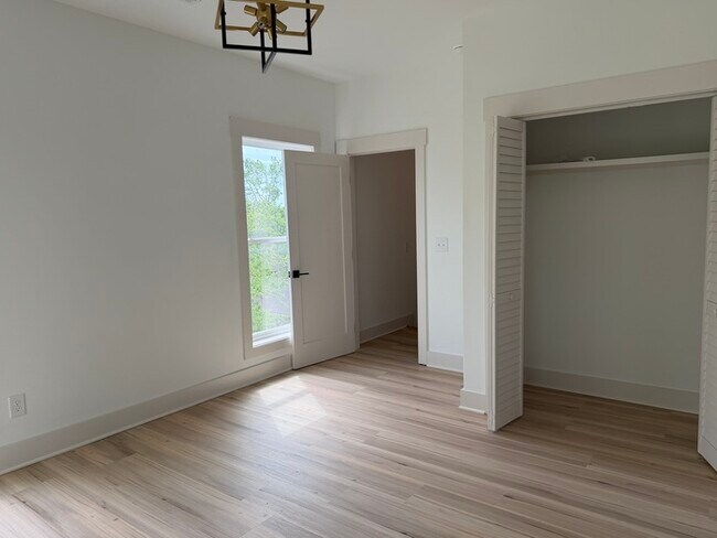 Building Photo - 105 Hart Ln
