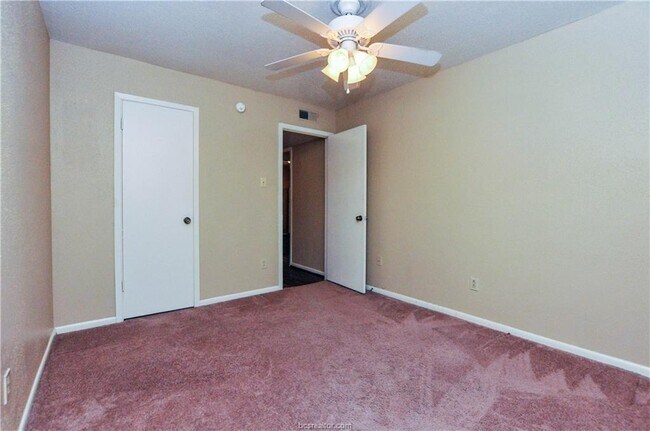 Building Photo - 1418 Hillside Dr