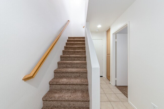 Building Photo - 3 bedroom townhome located In Rancho Carrillo!