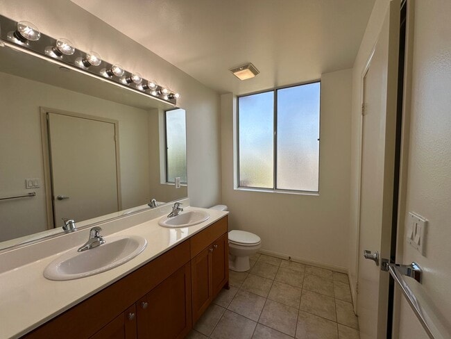Building Photo - Available Low Income Unit - 2bed2bath condo in Canoga Park CA